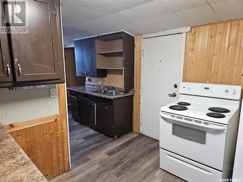 206 K Avenue S, Saskatoon, SK - Indoor Photo Showing Kitchen With Double Sink