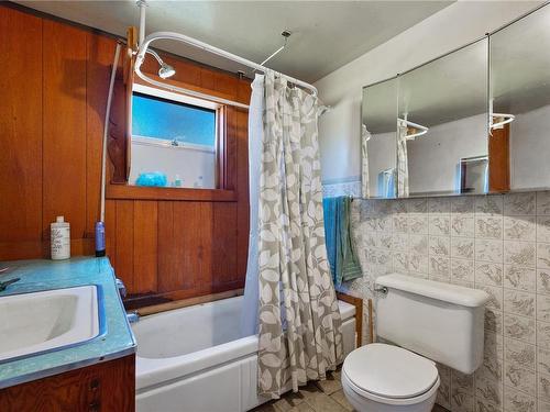 2156 Coleman Rd, Courtenay, BC - Indoor Photo Showing Bathroom