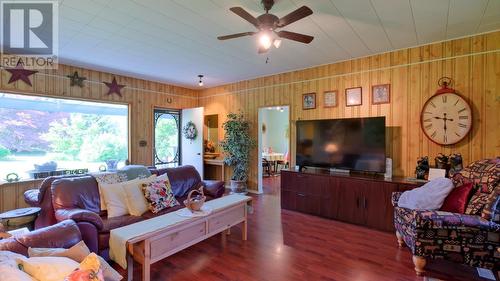 24402 Garnet Valley Road, Summerland, BC - Indoor Photo Showing Living Room