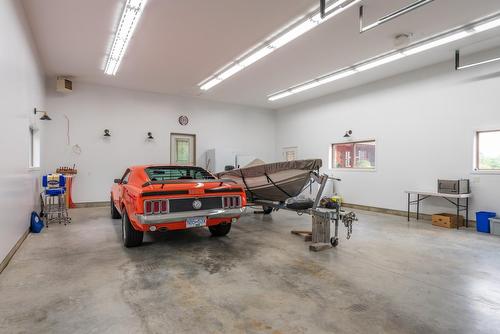 906 James Road, Shoreacres, BC - Indoor Photo Showing Garage