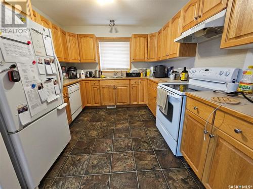 325 165 Robert Street W, Swift Current, SK - Indoor Photo Showing Kitchen With Double Sink