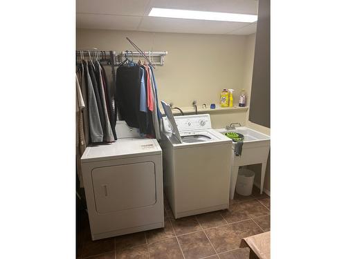 1055 White Road, South Slocan, BC - Indoor Photo Showing Laundry Room
