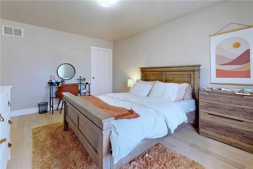 1056 Beach Boulevard, Hamilton, ON - Indoor Photo Showing Bedroom