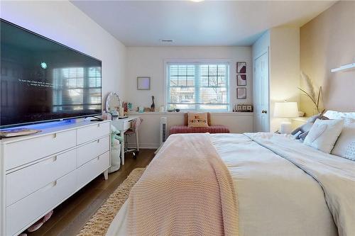 1056 Beach Boulevard, Hamilton, ON - Indoor Photo Showing Bedroom