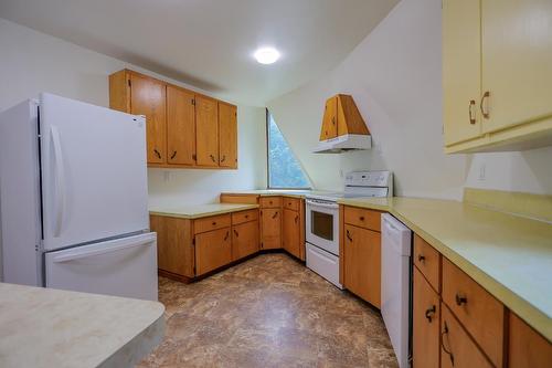 2302 Choquette Avenue, Nelson, BC - Indoor Photo Showing Kitchen