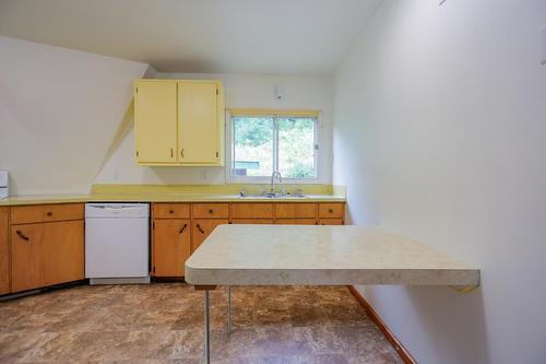 2302 Choquette Avenue, Nelson, BC - Indoor Photo Showing Kitchen