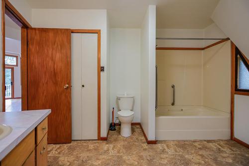 2302 Choquette Avenue, Nelson, BC - Indoor Photo Showing Bathroom