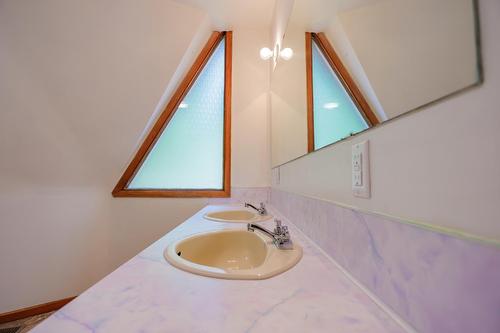 2302 Choquette Avenue, Nelson, BC - Indoor Photo Showing Bathroom