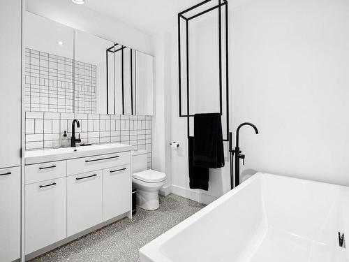Salle de bains attenante Ã  la CCP - 1428 Rue Aylwin, Montréal (Mercier/Hochelaga-Maisonneuve), QC - Indoor Photo Showing Bathroom