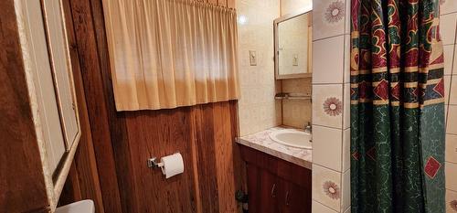 1912 Third Avenue, Trail, BC - Indoor Photo Showing Bathroom