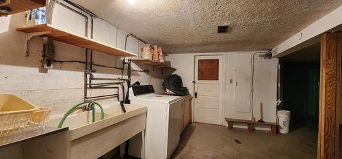 1912 Third Avenue, Trail, BC - Indoor Photo Showing Laundry Room