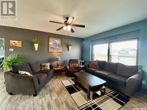 714 5Th Avenue, Alameda, SK - Indoor Photo Showing Living Room