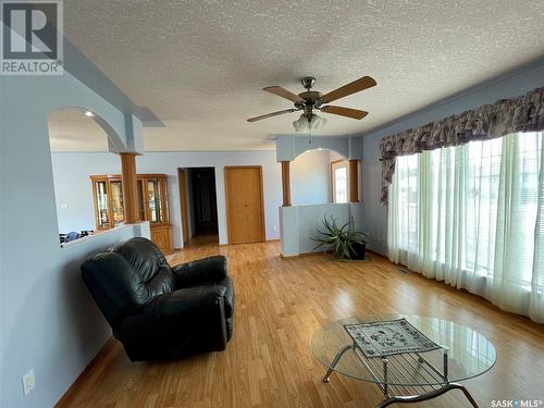 604 Donald Street, Hudson Bay, SK - Indoor Photo Showing Living Room