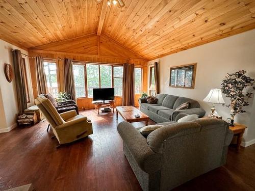 101 Burts Crescent, Sioux Narrows/Nestor Falls, ON - Indoor Photo Showing Living Room