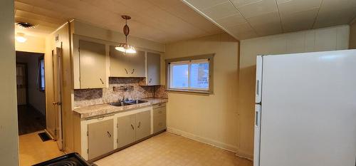 1911 Second Avenue, Trail, BC - Indoor Photo Showing Kitchen With Double Sink
