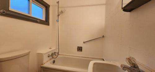 1911 Second Avenue, Trail, BC - Indoor Photo Showing Bathroom