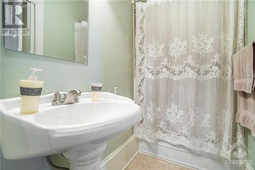 14-16 Smiths Falls Avenue, Smiths Falls, ON - Indoor Photo Showing Bathroom
