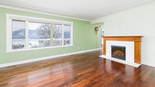 618 & 614 Murdoch Street, Creston, BC - Indoor Photo Showing Living Room With Fireplace