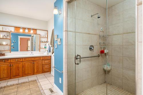 618 & 614 Murdoch Street, Creston, BC - Indoor Photo Showing Bathroom