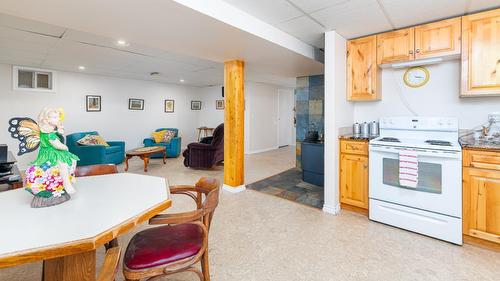 618 & 614 Murdoch Street, Creston, BC - Indoor Photo Showing Kitchen