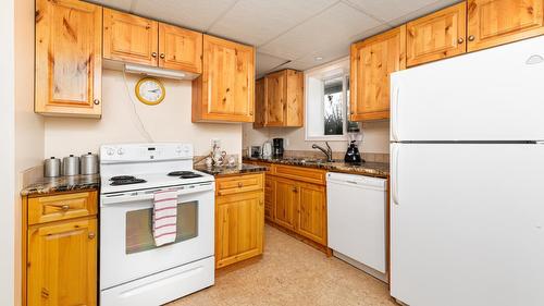 618 & 614 Murdoch Street, Creston, BC - Indoor Photo Showing Kitchen