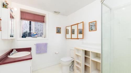 618 & 614 Murdoch Street, Creston, BC - Indoor Photo Showing Bathroom