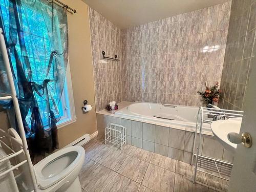 Ensuite bathroom - 31 Place St-Pierre, Saint-Sauveur, QC - Indoor Photo Showing Bathroom