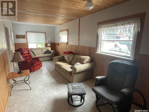 613 Westview Drive S, Leslie Beach, SK - Indoor Photo Showing Living Room