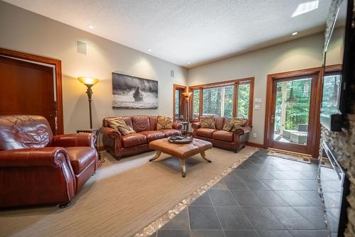 9 Cedar Bowl Crescent, Fernie, BC - Indoor Photo Showing Living Room