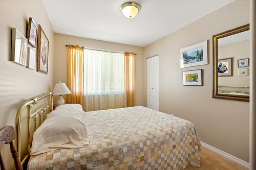 1037 11Th Avenue N, Creston, BC - Indoor Photo Showing Bedroom