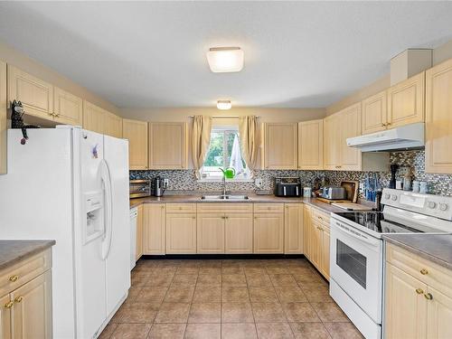 2868 Whistler Rd, Qualicum Beach, BC - Indoor Photo Showing Kitchen With Double Sink