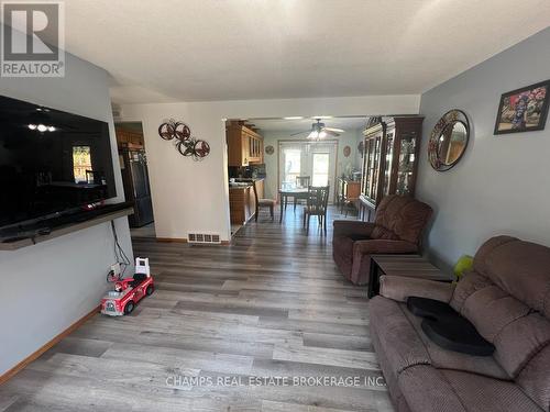 2528 Dawson Road, Thunder Bay, ON - Indoor Photo Showing Living Room