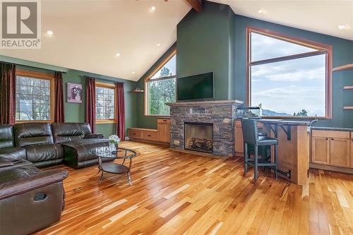 431 Upper Bench Road N, Penticton, BC - Indoor Photo Showing Living Room With Fireplace