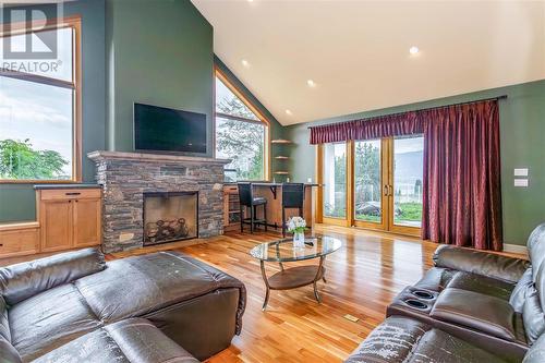 431 Upper Bench Road N, Penticton, BC - Indoor Photo Showing Living Room With Fireplace