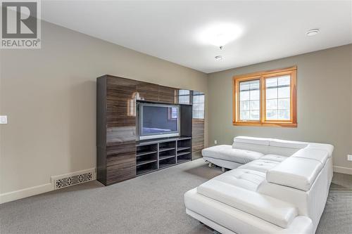 431 Upper Bench Road N, Penticton, BC - Indoor Photo Showing Living Room