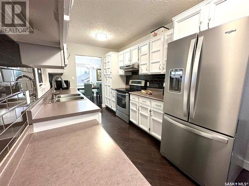 61 Riverbend Crescent, Battleford, SK - Indoor Photo Showing Kitchen With Double Sink