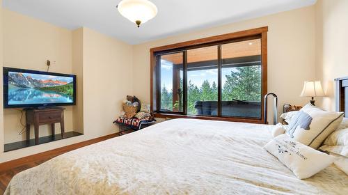 2621 Brewer Ridge Rise, Invermere, BC - Indoor Photo Showing Bedroom