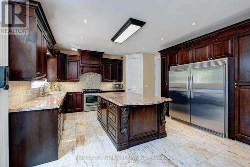 23 Cranborne Chase, Whitchurch-Stouffville, ON - Indoor Photo Showing Kitchen With Upgraded Kitchen