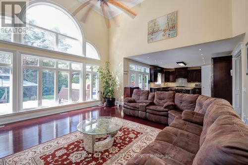 23 Cranborne Chase, Whitchurch-Stouffville, ON - Indoor Photo Showing Living Room