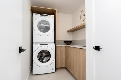 15 Karschuk Bay, Winnipeg, MB - Indoor Photo Showing Laundry Room
