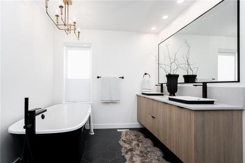 15 Karschuk Bay, Winnipeg, MB - Indoor Photo Showing Bathroom