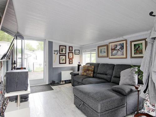 Salon - 82-250 Rue Principale, Saint-Zotique, QC - Indoor Photo Showing Living Room