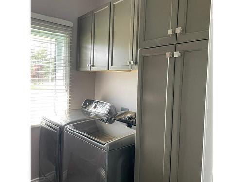 131 East Street, Geraldton, ON - Indoor Photo Showing Laundry Room
