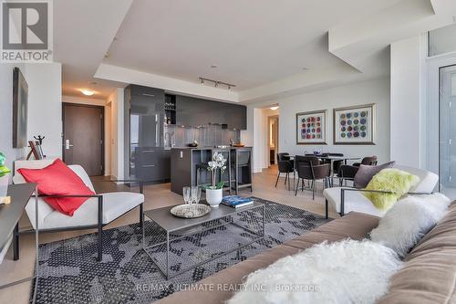 #4703 -1 Yorkville Ave, Toronto, ON - Indoor Photo Showing Living Room