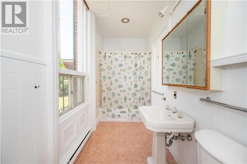 311 Supple Street, Pembroke, ON - Indoor Photo Showing Bathroom