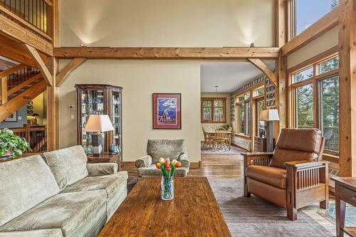 1403 Deer Ridge Road, Golden, BC - Indoor Photo Showing Living Room