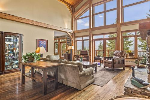 1403 Deer Ridge Road, Golden, BC - Indoor Photo Showing Living Room