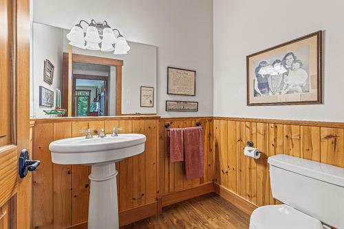 1403 Deer Ridge Road, Golden, BC - Indoor Photo Showing Bathroom