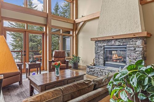 1403 Deer Ridge Road, Golden, BC - Indoor Photo Showing Living Room With Fireplace