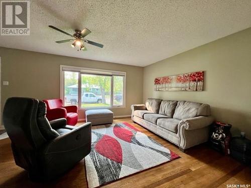 859 1St Avenue Ne, Swift Current, SK - Indoor Photo Showing Living Room